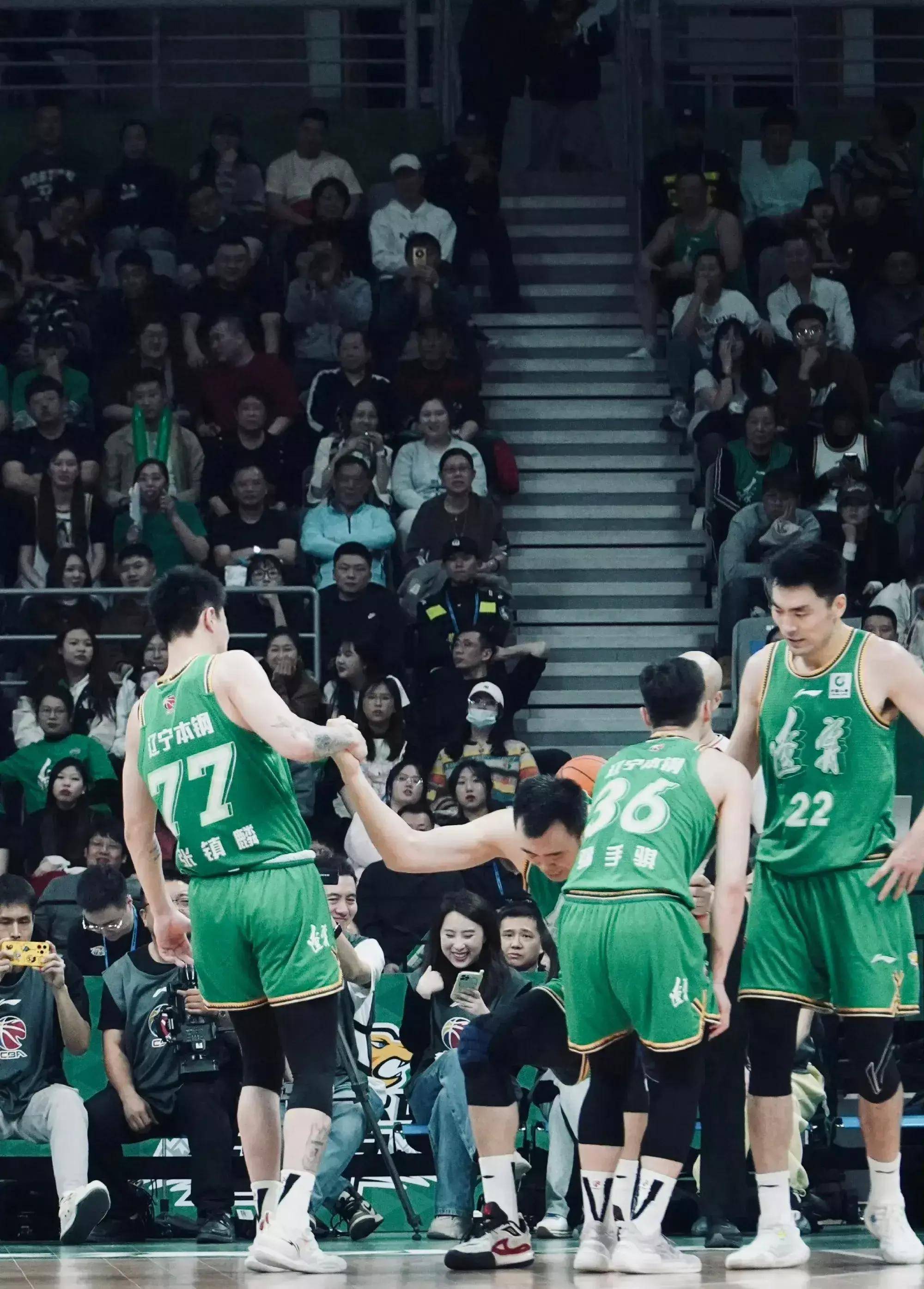 CBA传奇谢幕，球迷泪洒赛场