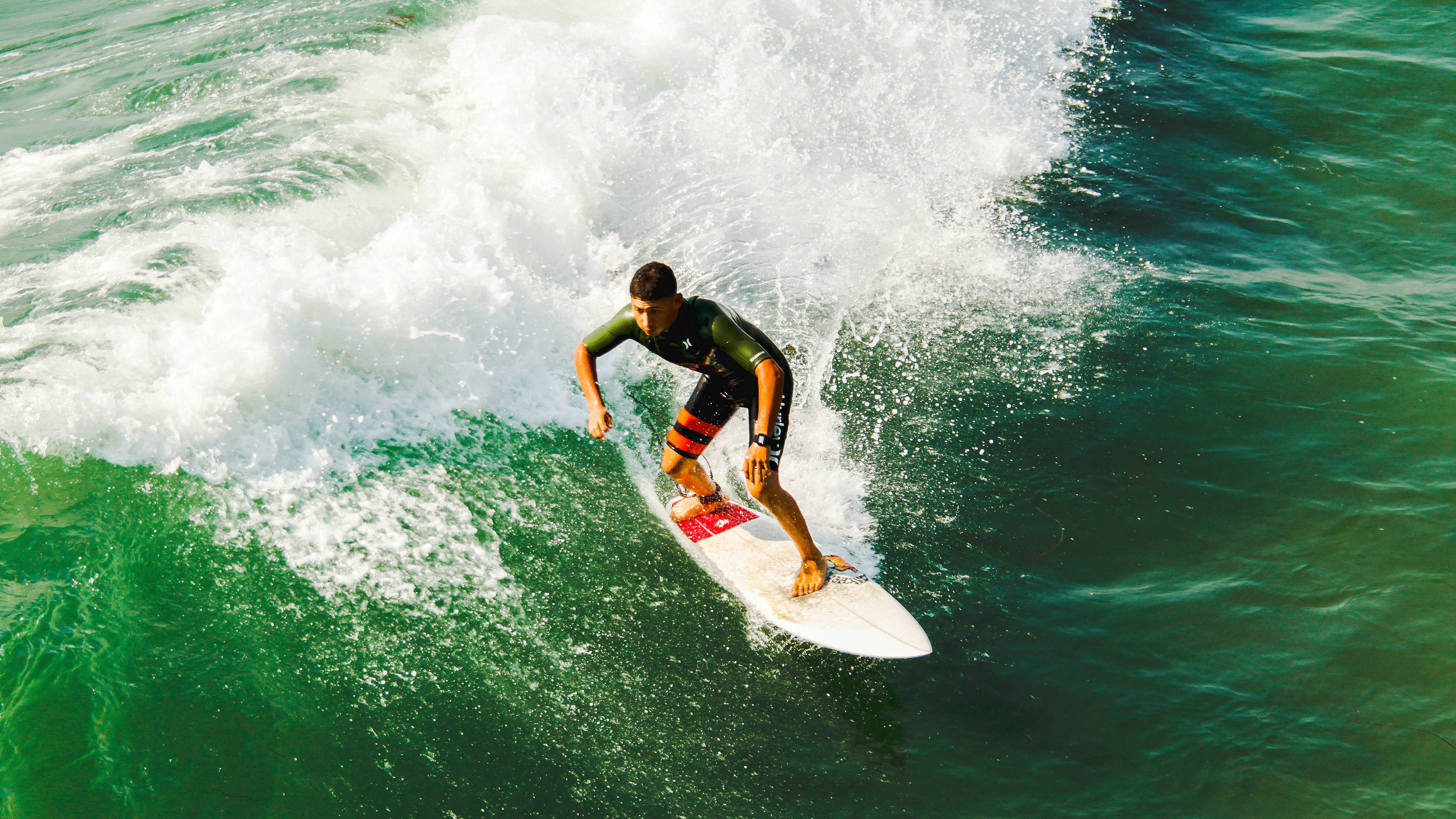 赛道、草皮与神来之笔，多特蒙德血拼亚特兰大，皮克何以在F1新赛季接管揭幕战？