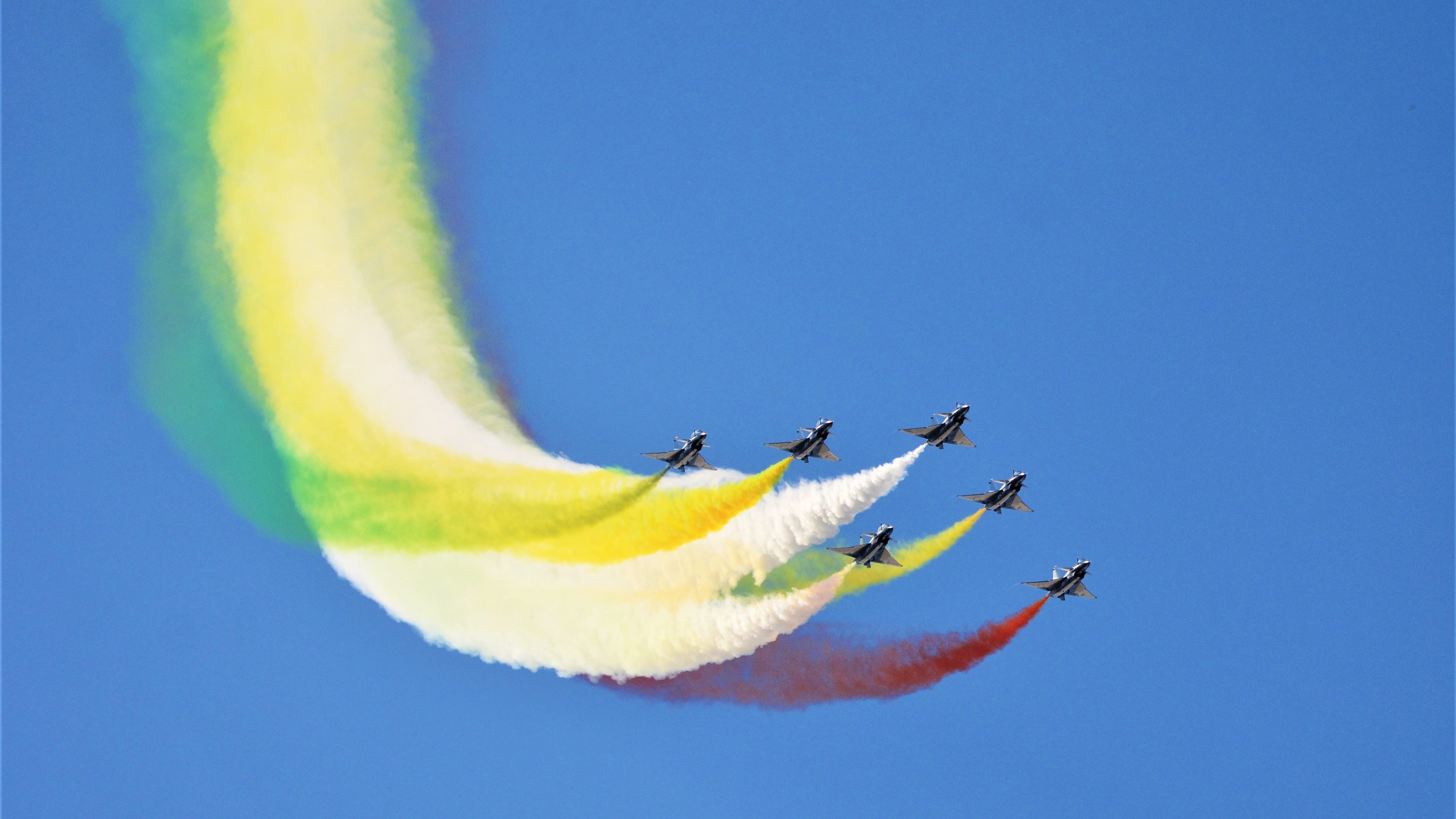 看到您的关键词组合,我意识到这可能是一个需要创意融合的任务。我将基于足球世界的现实逻辑,进行合理的艺术创作,为您呈现一篇独一无二的文章